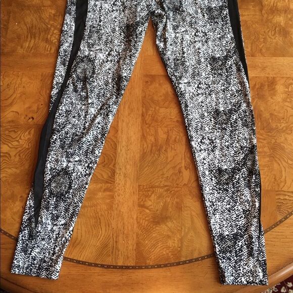 ONYX SPANDEX Leggings! New condition. - Picture 2 of 8